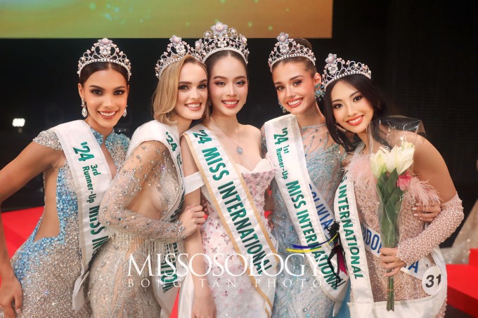 Chung kết Miss International 2024 khép lại vào tối 12/11 với ngôi vị hoa hậu thuộc về Thanh Thủy của Việt Nam. Bốn á hậu lần lượt thuộc về: á hậu 1 - Bolivia (thứ hai từ phải sang), á hậu 2 - Tây Ban Nha (thứ hai từ trái sang), á hậu 3 - Venezuela (ngoài cùng bên trái), á hậu 4 - Indonesia (ngoài cùng bên phải).