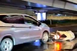 Clip người đàn ông cầm mũ bảo hiểm đập kính ô tô ở TP HCM