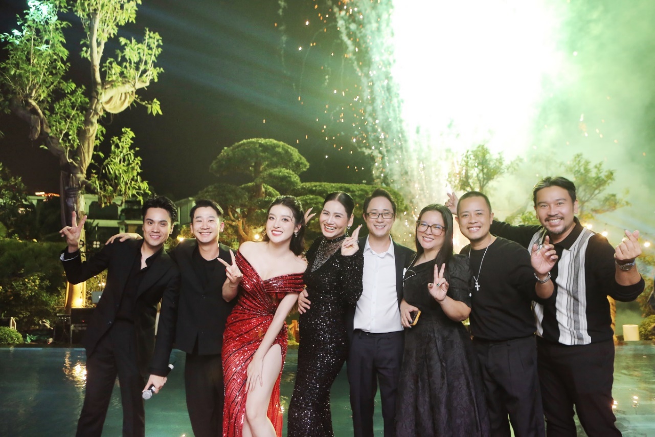 Dàn khách mời hào hứng tận hưởng màn bắn pháo hoa rực rỡ ngay trong khuôn viên biệt thự ven hồ.&nbsp;