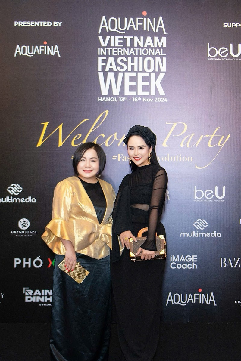 NTK Bùi Thanh Hương chụp ảnh với nữ hoàng thời trang Việt Trang Lê