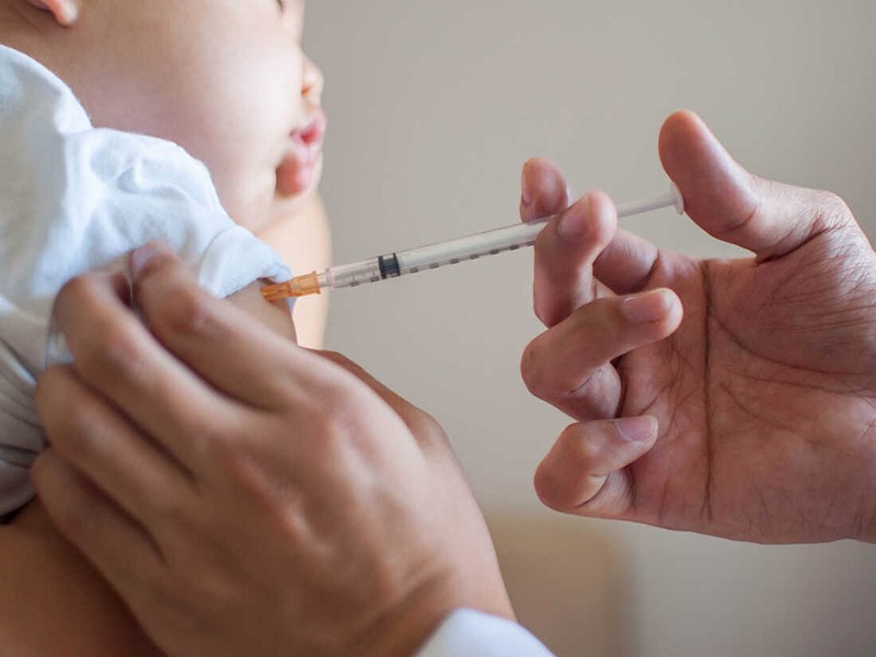 Trẻ em và người lớn cần được tiêm vaccine não mô cầu khuẩn.