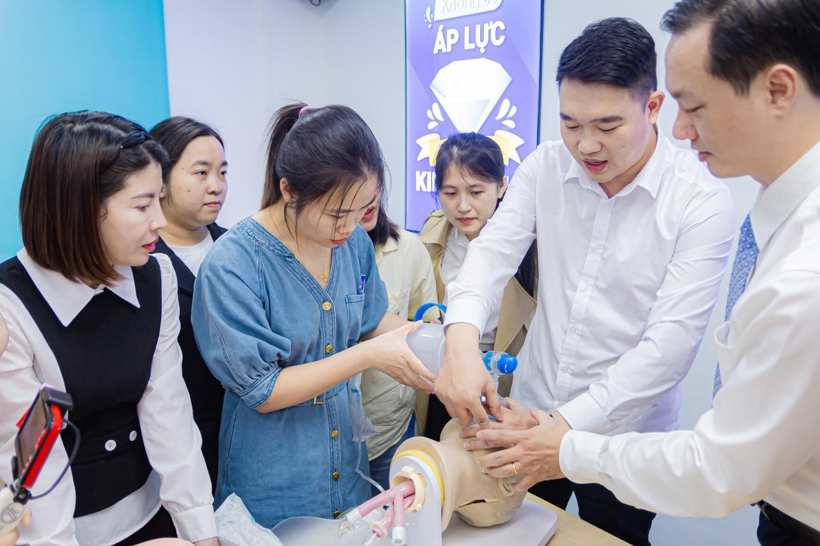 Bác sĩ Nguyễn Hà Nhi (thứ hai từ trái sang) đang thực hành đặt nội khí quản dưới sự hướng dẫn từ chuyên gia của Bệnh viện Đại học Y Dược TP.HCM