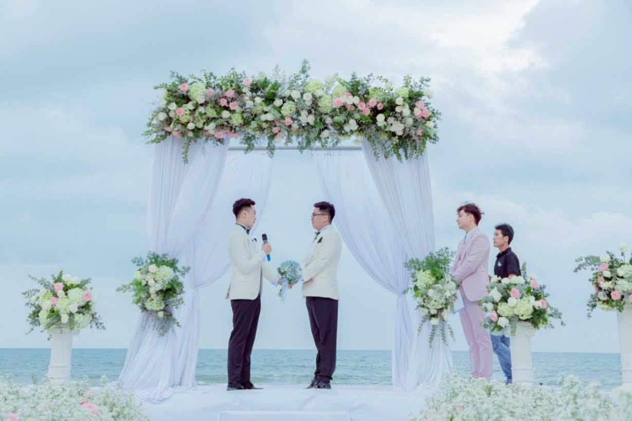 Nam MC luôn biết cách kết nối câu chuyện tình yêu của các cặp đôi trong ngày trọng đại