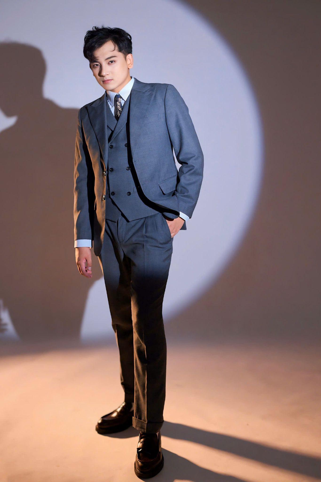 Từ một nhân viên ngân hàng, Minh Phúc rẽ hướng sang làm MC và ca sĩ để thỏa mãn đam mê nghệ thuật (Photo by: Nguyễn Thành Tâm)