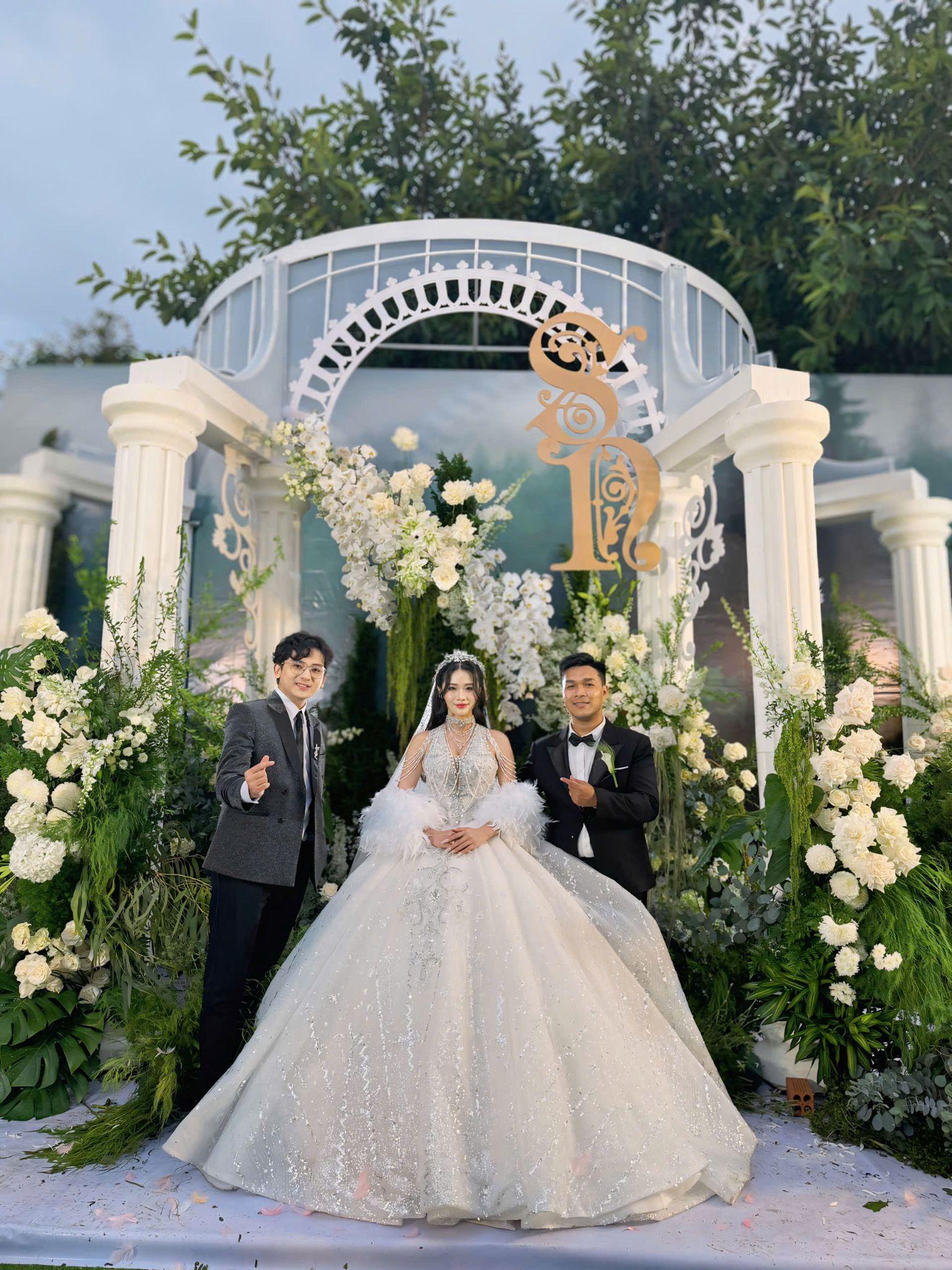 Nét dẫn duyên dáng khiến Minh Phúc được các cặp đôi “chọn mặt gửi vàng” trong ngày trọng đại