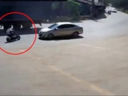 Xe máy - Xe đạp - Clip: Ô tô vượt ẩu khúc cua, đâm trực diện hai học sinh đi xe điện