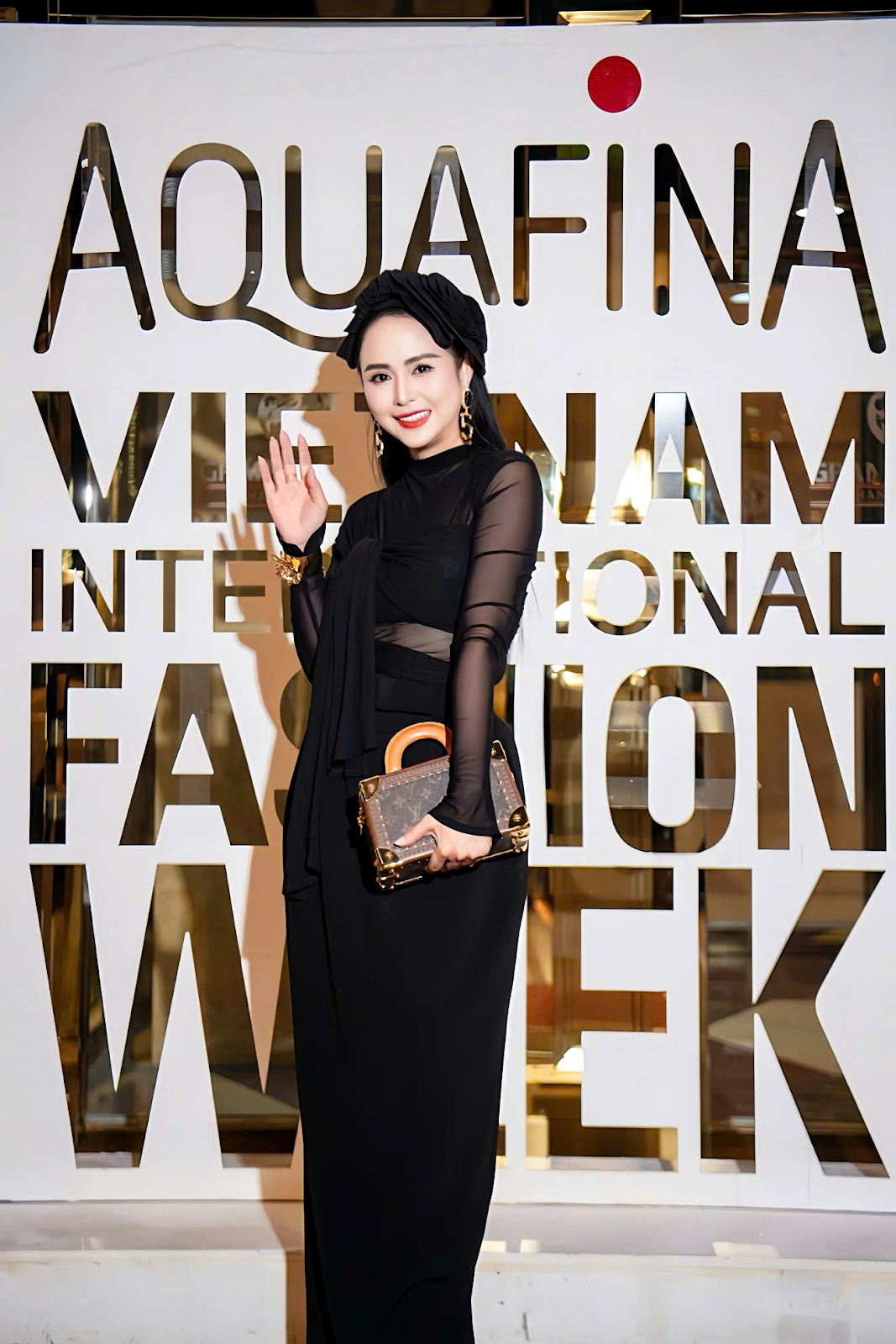 Thiết kế màu đen sang trọng và tôn dáng khiến Bùi Thanh Hương nổi bật giữa sự kiện