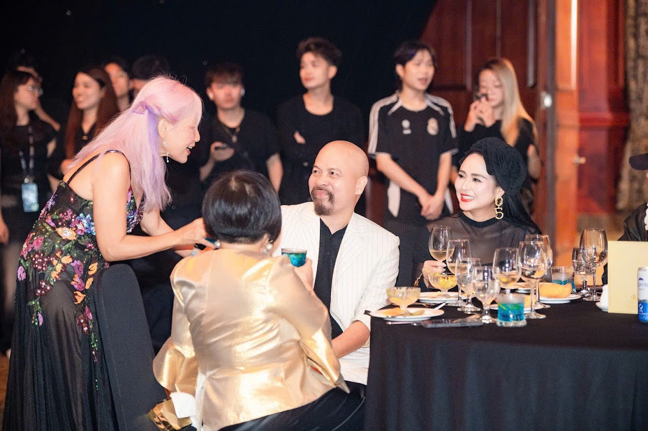 Sự kiện có sự góp mặt của bà Thiên Hương tổng biên tập tạp chí Harper’s Bazaar và Nhà thiết kế Đức Hùng