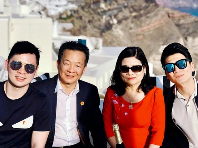 Gia đình hạnh phúc của bầu Hiển