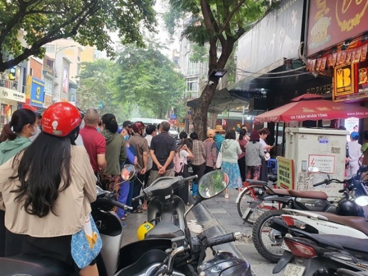 Giá vàng 14/11 tiếp đà trượt dốc: Dân vẫn xếp hàng đông nghịt, cửa hàng vàng có động thái mới
