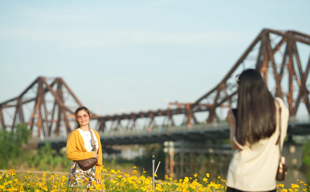 Vườn hoa nhanh chóng trở thành địa điểm chụp ảnh yêu thích của người dân Hà Nội.