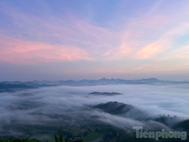 Trong tiết trời thu, toàn bộ không gian sẽ chìm trong màn sương mờ ảo, len lỏi chút nắng nhẹ đầu ngày. Long Cốc hiện lên với vẻ đẹp bình yên đến lạ.