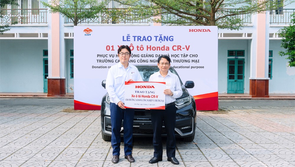 Ông Shinsuke Horiuchi - Phó Tổng Giám đốc Công ty Honda Việt Nam trao tặng xe cho Trường CĐ Công nghệ và Thương mại