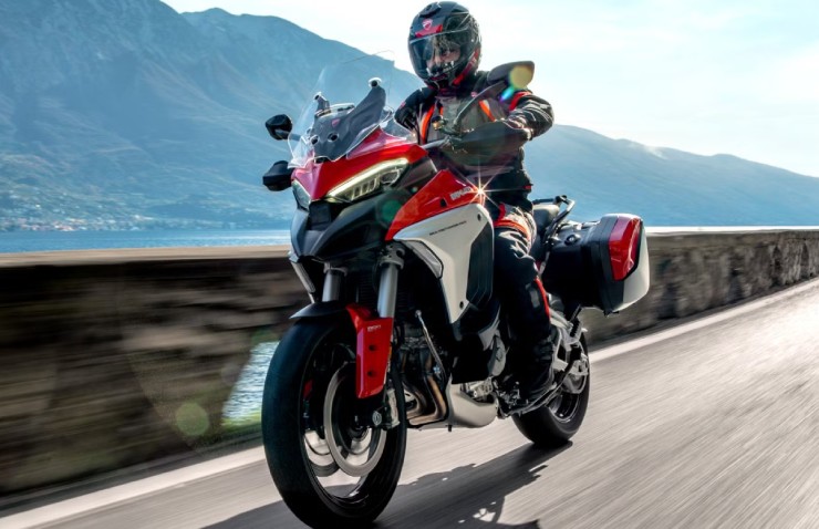 2. 2025 Ducati Multistrada V4 S là dòng xe có khả năng bứt tốc mạnh mẽ và khả năng chạy đa địa hình linh hoạt và được trang bị 70 cảm biến, các chế độ lái và hệ thống treo điện tử tùy chỉnh hoàn toàn. Động cơ Ducati V4 Granturismo, dung tích 1.158cc, cho công suất tối đa 170 mã lực tại 10.750 vòng/phút.