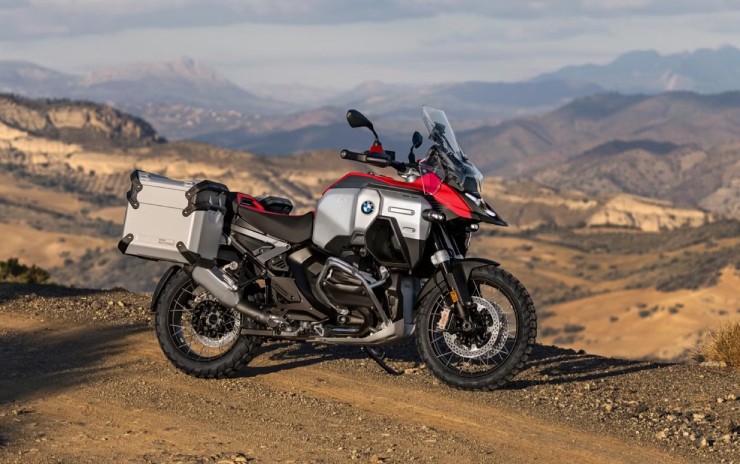 6. 2025 BMW R 1300 GS Adventure là mẫu xe phượt lý tưởng với hệ thống treo hành trình dài và bình xăng lớn, cho phép chạy trung bình 380 dặm (611,55 km) mỗi lần nạp. Xe trang bị nhiều chế độ lái và hệ thống ABS, động cơ 145 mã lực tại 7.750 vòng/phút.