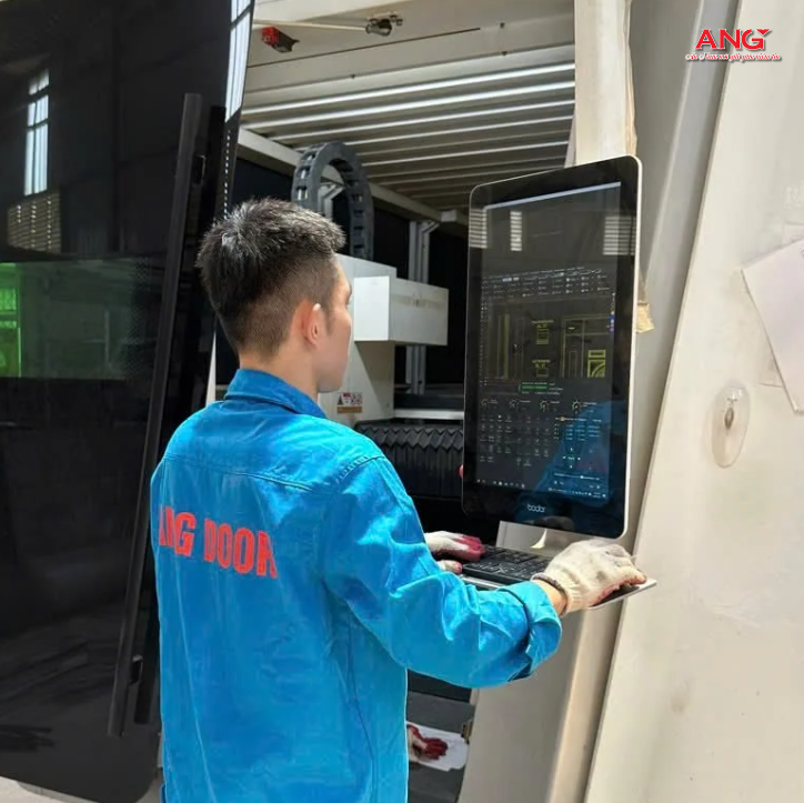 Máy móc hiện đại phục vụ sản xuất cửa thép vân gỗ