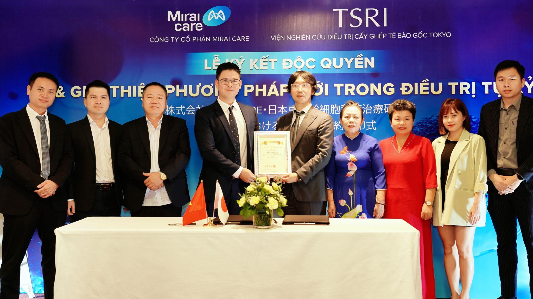 Bác sĩ Takahiro Honda trao tặng chứng nhận cho Tổng Giám đốc CTCP Mirai Care