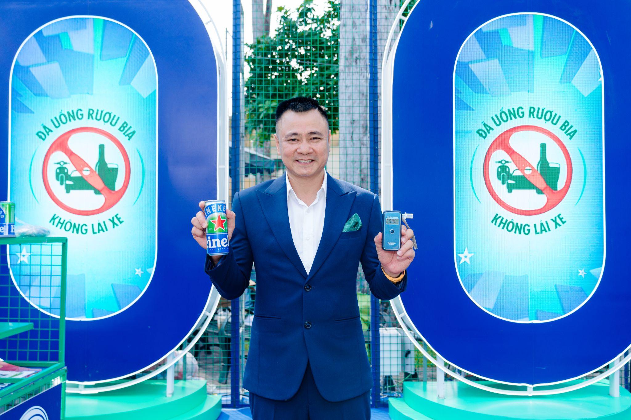 Nghệ sĩ Tự Long hào hứng với kết quả đo nồng độ cồn bằng 0