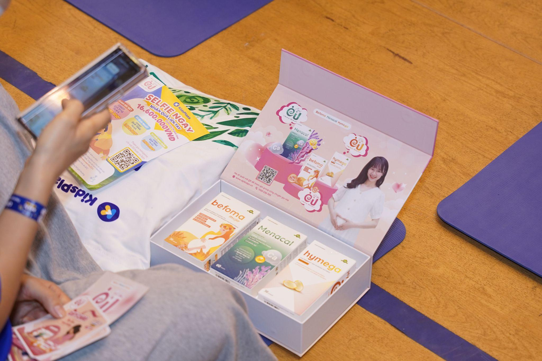 Hộp quà “Mẹ tròn con vuông” với những sản phẩm chất lượng được trao tận tay các mẹ bầu tại Festival 2024