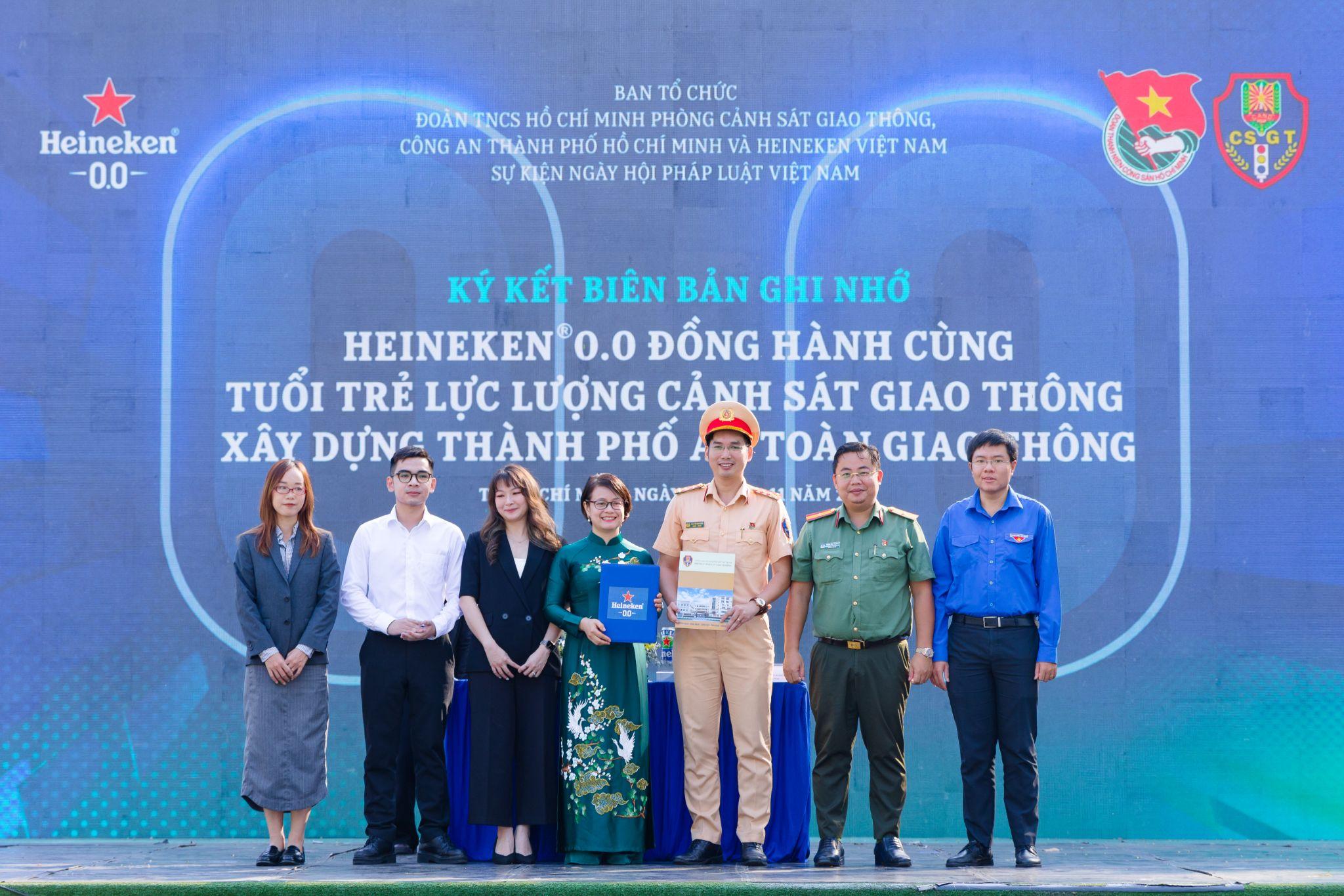 Đại diện HEINEKEN Việt Nam và Đoàn Phòng Cảnh sát Giao thông TP.HCM chính thức bắt tay thúc đẩy văn hóa “Uống có trách nhiệm”