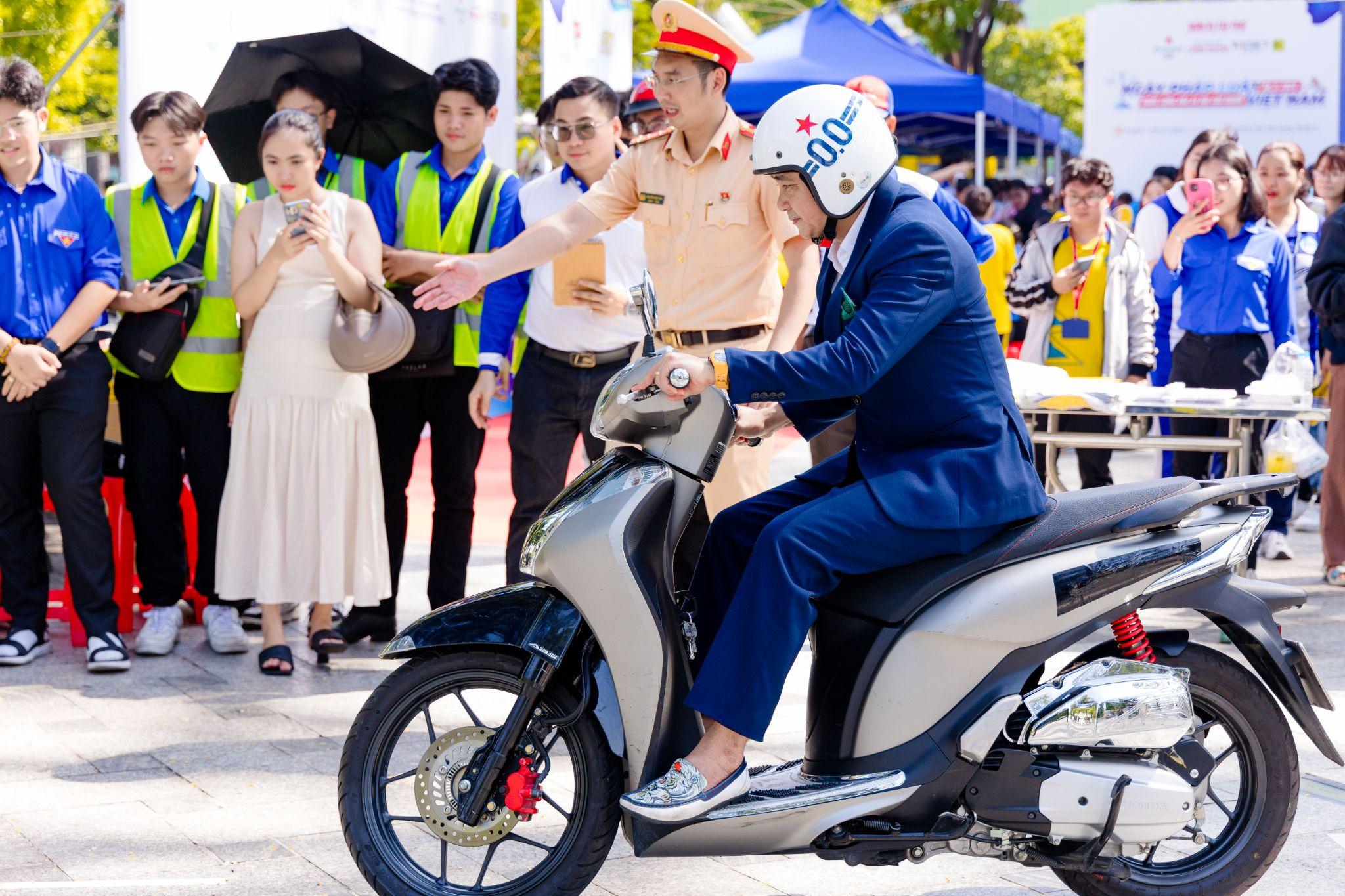 Nghệ sĩ Tự Long tự tin trong bài kiểm tra lái xe an toàn với
sự hướng dẫn của Cảnh sát giao thông