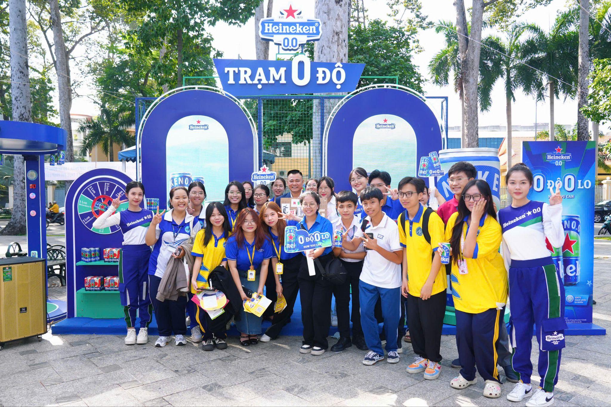 NSND Tự Long nhận được sự ủng hộ nồng nhiệt từ các bạn trẻ tham dự sự kiện