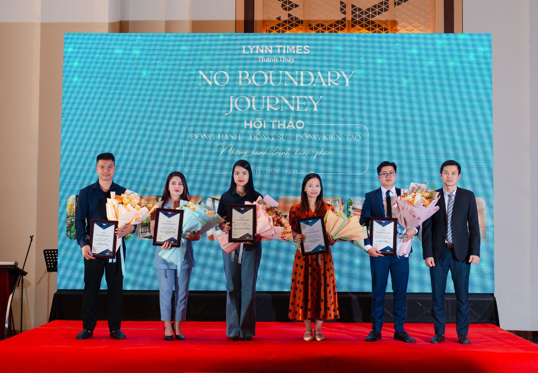 Lynn Times Thanh Thủy trao bằng chứng nhận cho 5 đối tác lữ hành tiêu biểu