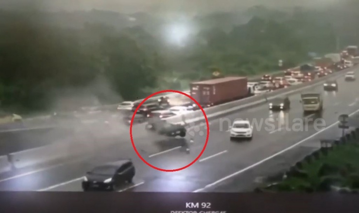 Chiếc xe ô tô con bị xe tải đâm văng sang làn đường ngược chiều.
