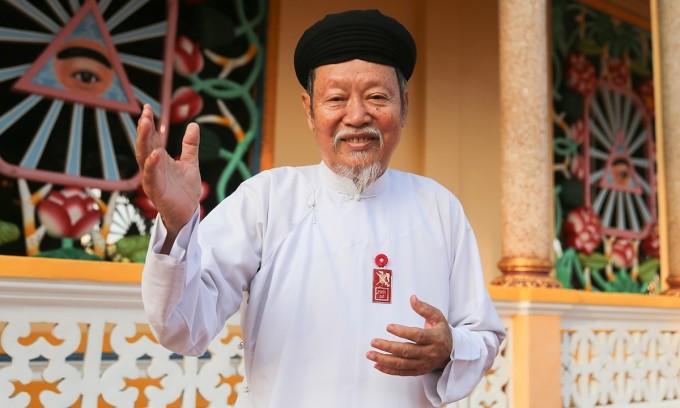 Phối sư Ngọc Hồng Thanh kể lại quá trình xây dựng Tòa thánh Tây Ninh. Ảnh: Đình Văn