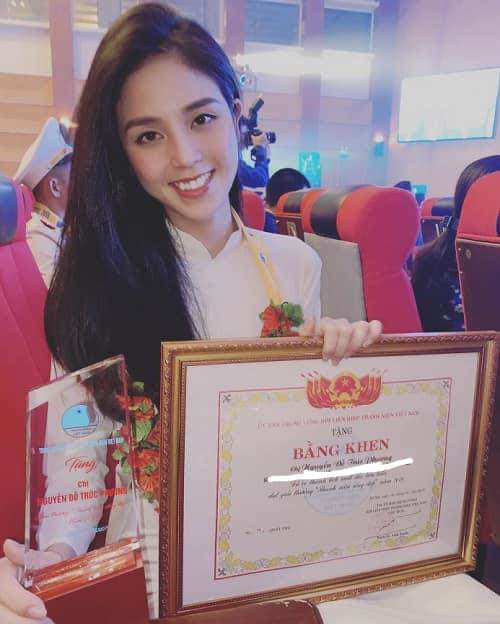 "Cô tiên" Trúc Phương bị tước bằng khen