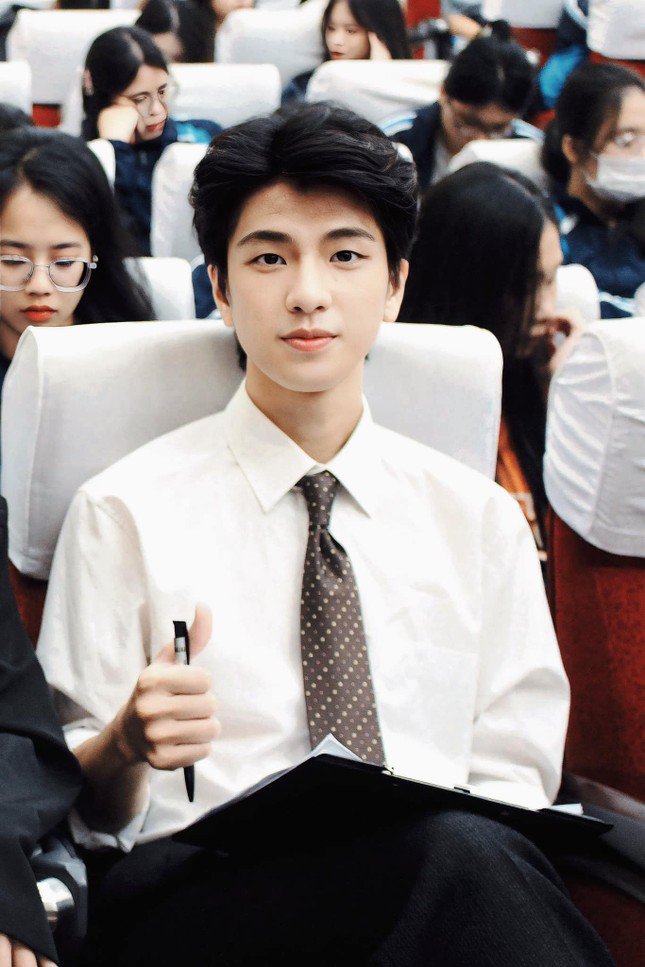 ‘Nam sinh Sư phạm viral cõi mạng’ Giáp Hoàng Anh đam mê ngành Triết học: ‘Mẹ chính là người thầy trong cuộc sống’ - 1