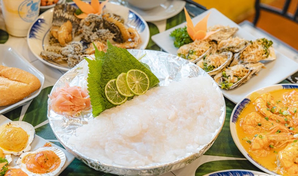 Cá mú còn bơi được mổ làm sashimi, những miếng thịt cá trắng muốt hấp dẫn