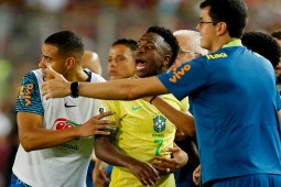 Bóng đá - Vinicius tạo hình ảnh xấu xí ở ĐT Brazil, fan ca ngợi Raphinha hay nhất thế giới