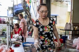 Quán bún sung 40 năm ở Nam Định: Chỉ 10 nghìn/bát, hết veo cả tạ bún mỗi ngày