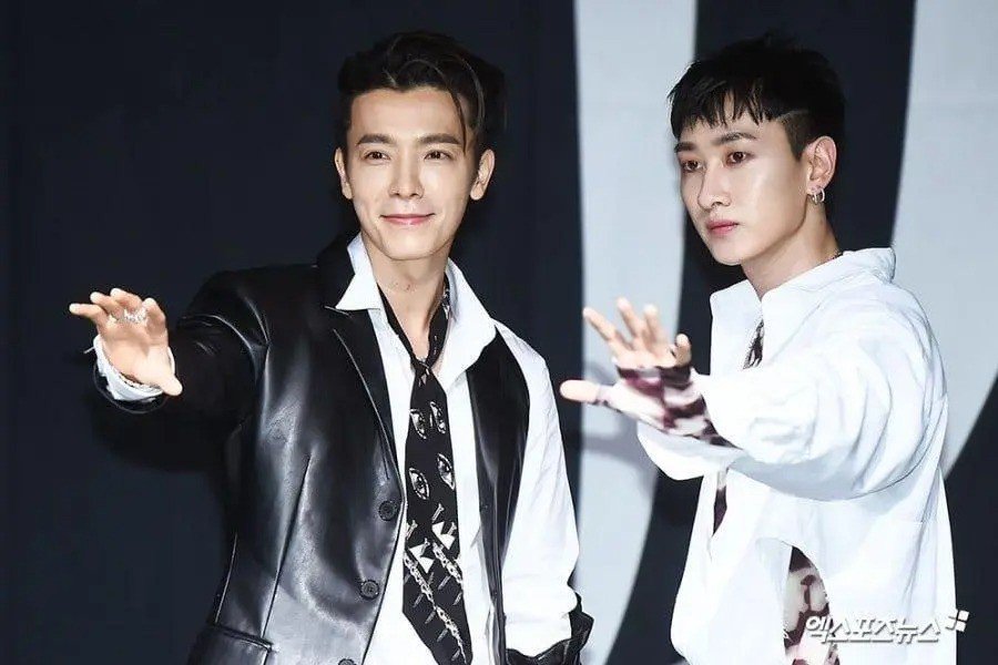 Trong 2 năm, Highlight (trái) và Super Junior D&E hai lần phải hủy show ở sân vận động quốc gia Mỹ Đình, Hà Nội.