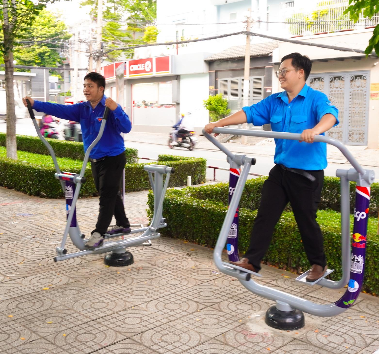 Các bạn trẻ đang tích cực tập luyện ở không gian thể thao tại Thành phố Hồ Chí Minh