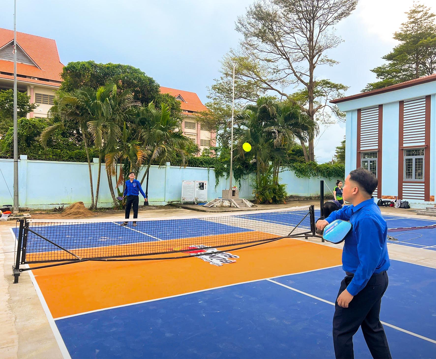 Các bạn trẻ Đồng Nai hào hứng chơi pickleball sau khi có không gian thể thao chất lượng.