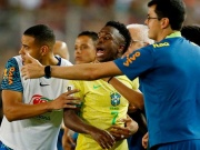 Bóng đá - Vinicius tạo hình ảnh xấu xí ở ĐT Brazil, fan ca ngợi Raphinha hay nhất thế giới