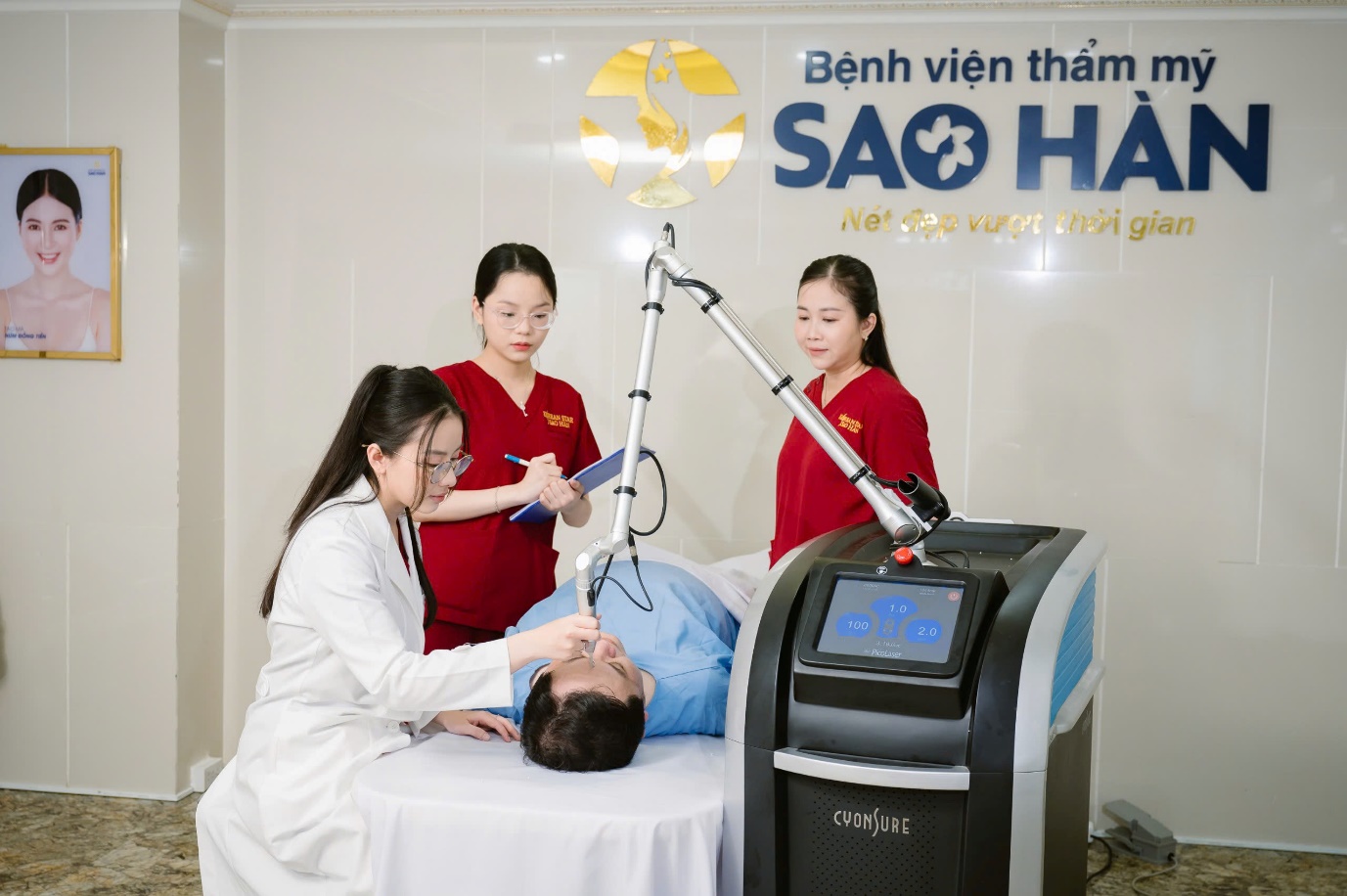 Đội ngũ Bác sĩ của Bệnh viện thẩm mỹ Sao Hàn hầu hết là các chuyên gia đầu ngành về gây mê hồi sức, thẩm mỹ da, thẩm mỹ nội khoa và ngoại khoa.