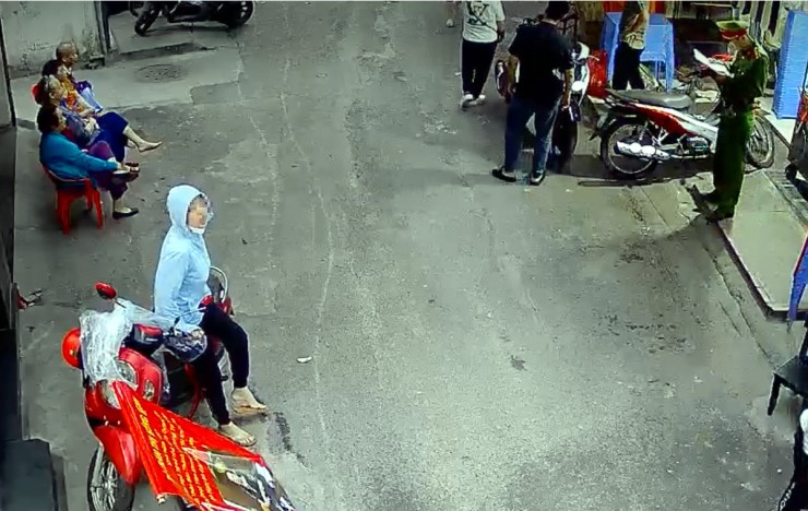 Nhóm người đến nhà bà H. đòi nợ. Ảnh: Cắt từ clip