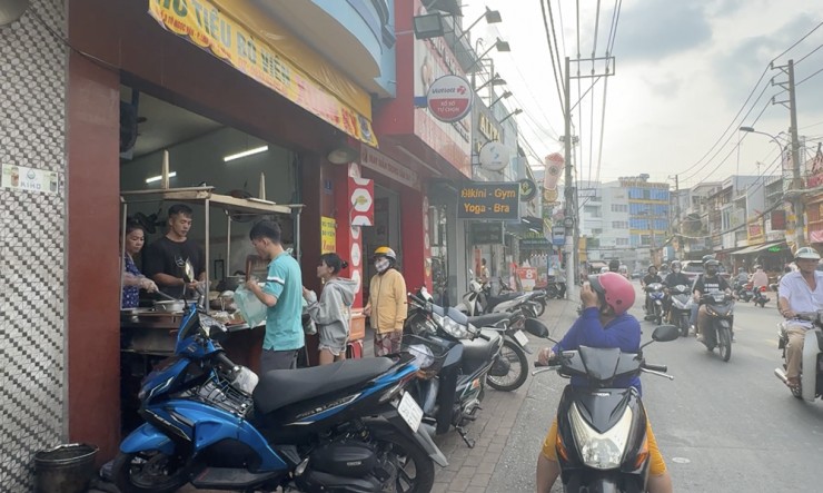 Quán hủ tiếu bò viên nổi tiếng 50 năm nay vẫn tấp nập thực khách chờ đợi để được thưởng thức tô hủ tiếu đậm chất người Hoa.