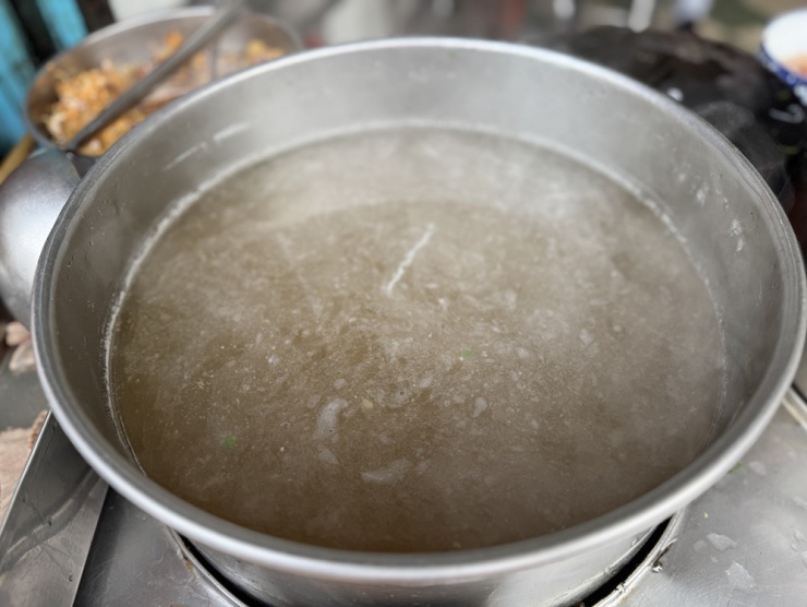 Điểm đặc trưng tạo nên danh tiếng cho quán hủ tiếu của gia đình cô Lan chính là nước lèo trong vắt, nhiều thực khách nói đùa nhìn vào tô hủ tiếu có thể nhìn thấu cả đáy tô.