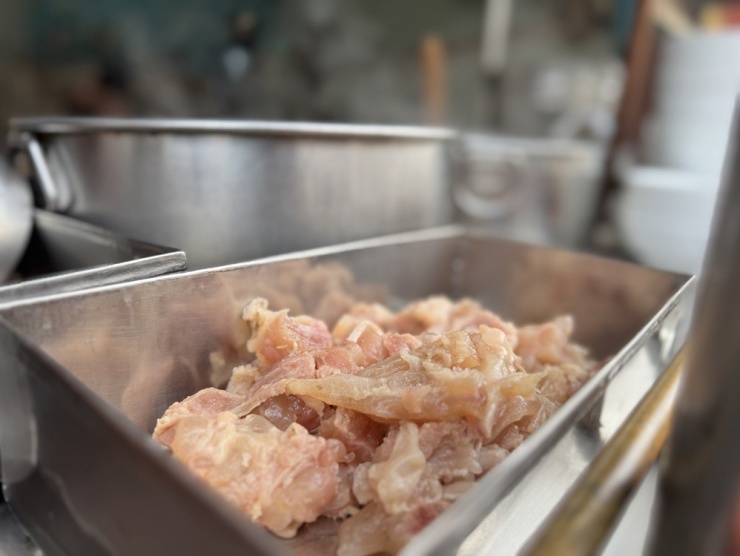 Món bò viên cùng những topping khác không thể thiếu trong tô hủ tiếu gia truyền nhà cô Lan.