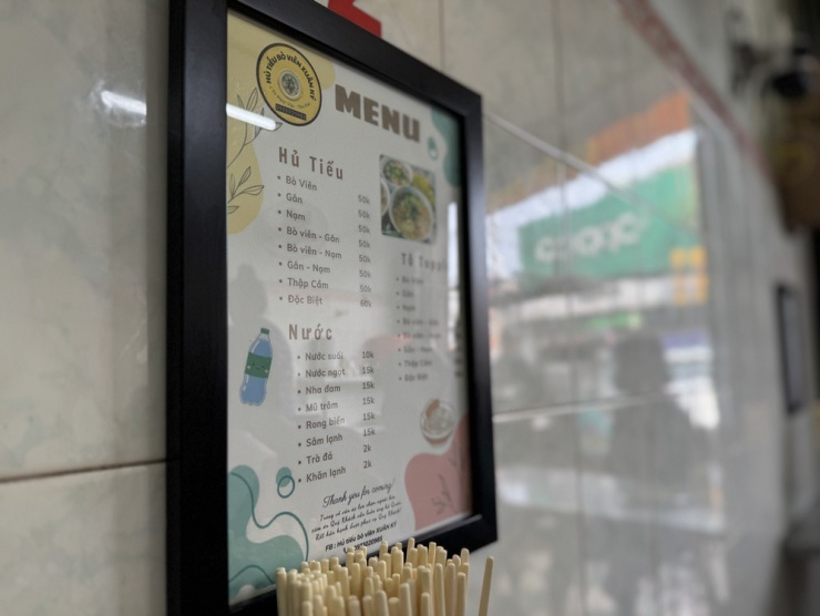 Bảng giá các món ăn tại quán được niêm yết rõ ràng từng bàn nên luôn được các thực khách thân quen tin tưởng.