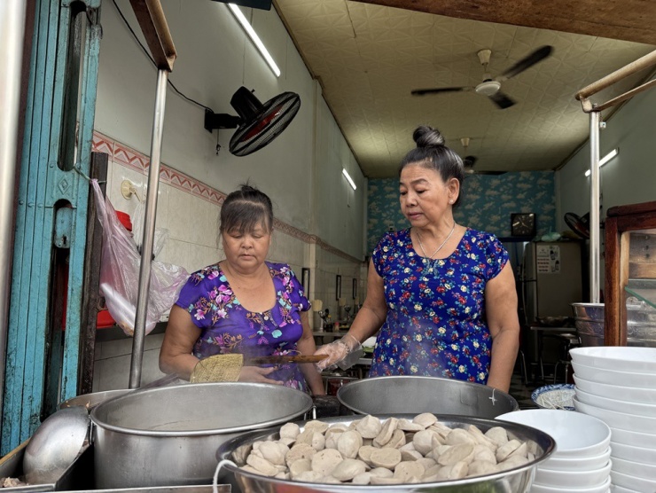 Mấy chục năm trời cô Lan cùng các em chồng và con cháu trong nhà luôn cố gắng gìn giữ món ăn của người cha quá cố, qua đó cũng giữ lại 1 nét hương vị ẩm thực đặc trưng của vùng đất Thủ Đức.