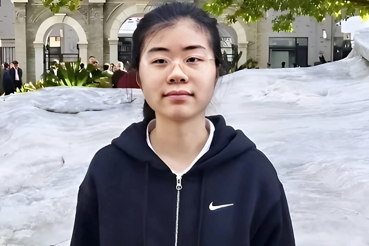 Ngũ Vân Huyên được tuyển thẳng vào Đại học Thanh Hoa ở tuổi 14. Nguồn ảnh: Trường THCS Hồng Phàm 8 (Trung Quốc).