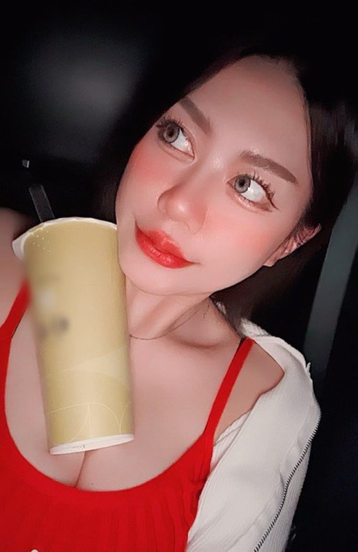 Hot girl siêu vòng một mặc hở bạo ở công viên, quán cafe - 7