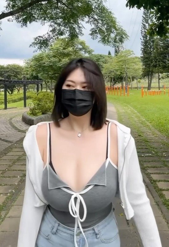 Hot girl siêu vòng một mặc hở bạo ở công viên, quán cafe - 1