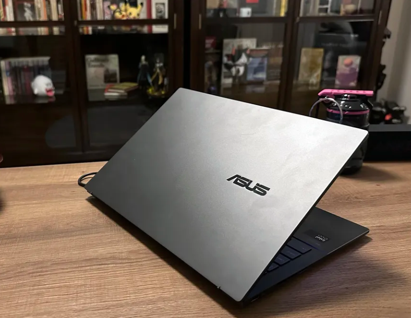 Asus Zenbook 14 OLED (Q425).