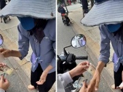 Bạn trẻ - Cuộc sống - Hơn 5 triệu lượt xem clip bà lão ăn xin rút tiền trên tay chàng trai Bình Dương